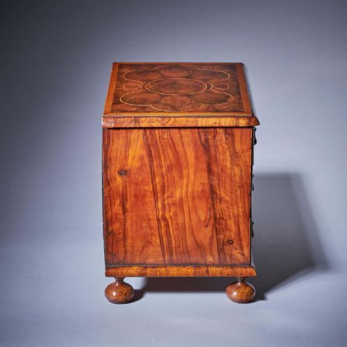MINIATURE WILLIAM AND MARY 17TH CENTURY DIMINUTIVE OLIVE OYSTER CHEST C1690 - ADDITIONAL PHOTO 4