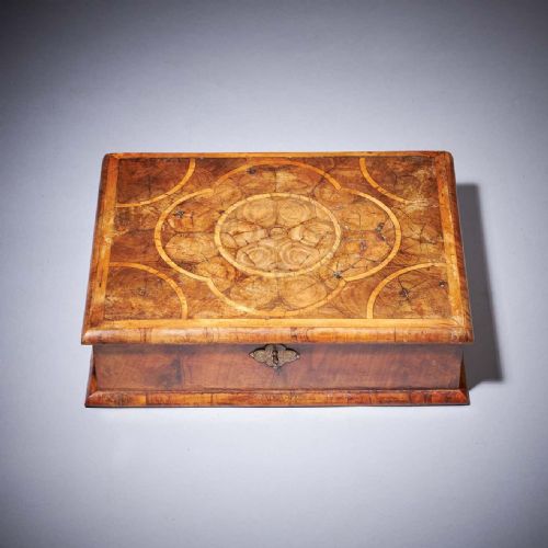 17TH CENTURY WILLIAM AND MARY OLIVE OYSTER LACE BOX CIRCA 16801700 - ADDITIONAL PHOTO 2