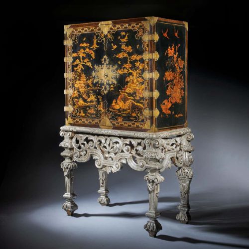 17TH CENTURY WILLIAM AND MARY JAPANNED CABINET ON ORIGINAL SILVER GILT STAND - ADDITIONAL PHOTO 2
