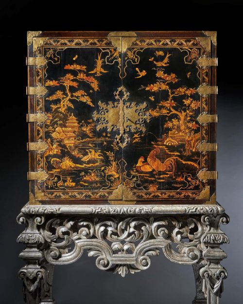 17TH CENTURY WILLIAM AND MARY JAPANNED CABINET ON ORIGINAL SILVER GILT STAND - ADDITIONAL PHOTO 6