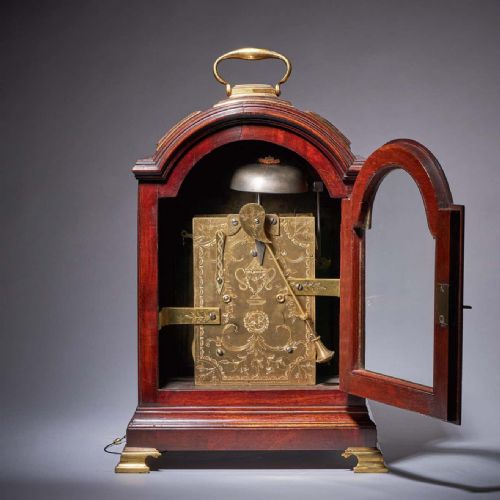 18TH CENTURY GEORGE III FIGURED MAHOGANY THREE PAD STRICKING BRACKET CLOCK - ADDITIONAL PHOTO 4