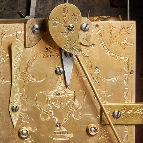 18TH CENTURY GEORGE III FIGURED MAHOGANY THREE PAD STRICKING BRACKET CLOCK - ADDITIONAL PHOTO 6