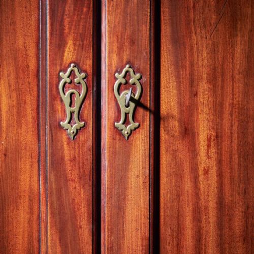 A GEORGE II IRISH MAHOGANY SECRETAIRE KNEEHOLE BOOKCASE ATT C HEARN - ADDITIONAL PHOTO 5