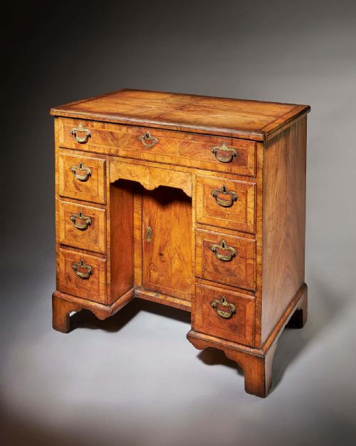 FIGURED WALNUT GEORGE II 18TH CENTURY KNEEHOLE DESK ATTRIBUTED TO ELIZABETH BELL - ADDITIONAL PHOTO 1