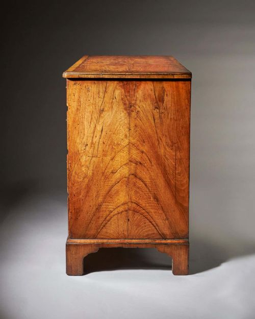 FIGURED WALNUT GEORGE II 18TH CENTURY KNEEHOLE DESK ATTRIBUTED TO ELIZABETH BELL - ADDITIONAL PHOTO 2