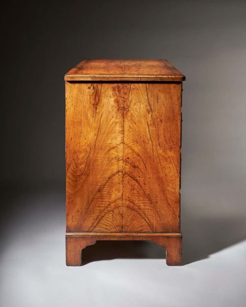 FIGURED WALNUT GEORGE II 18TH CENTURY KNEEHOLE DESK ATTRIBUTED TO ELIZABETH BELL - ADDITIONAL PHOTO 3