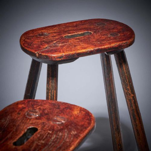 RARE PAIR OF 18TH CENTURY VERNACULAR PROVINCIAL PRIMITIVE COUNTRY ELM STOOLS - ADDITIONAL PHOTO 1