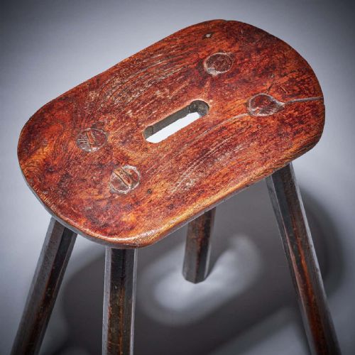 RARE PAIR OF 18TH CENTURY VERNACULAR PROVINCIAL PRIMITIVE COUNTRY ELM STOOLS - ADDITIONAL PHOTO 2