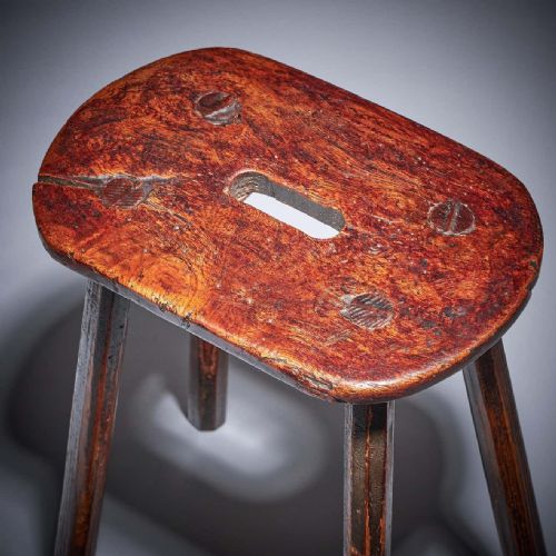 RARE PAIR OF 18TH CENTURY VERNACULAR PROVINCIAL PRIMITIVE COUNTRY ELM STOOLS - ADDITIONAL PHOTO 3
