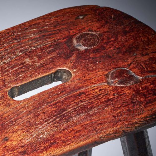 RARE PAIR OF 18TH CENTURY VERNACULAR PROVINCIAL PRIMITIVE COUNTRY ELM STOOLS - ADDITIONAL PHOTO 8