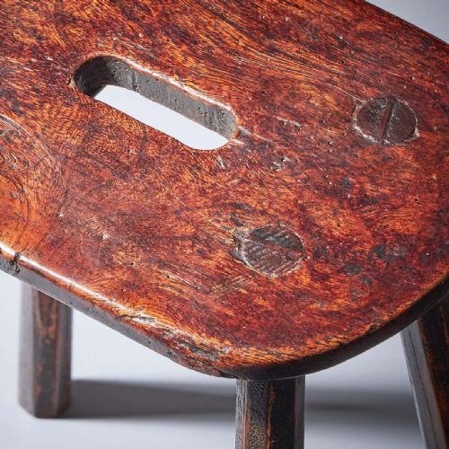 RARE PAIR OF 18TH CENTURY VERNACULAR PROVINCIAL PRIMITIVE COUNTRY ELM STOOLS - ADDITIONAL PHOTO 9