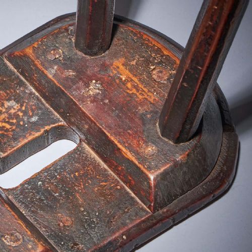 RARE PAIR OF 18TH CENTURY VERNACULAR PROVINCIAL PRIMITIVE COUNTRY ELM STOOLS - ADDITIONAL PHOTO 10