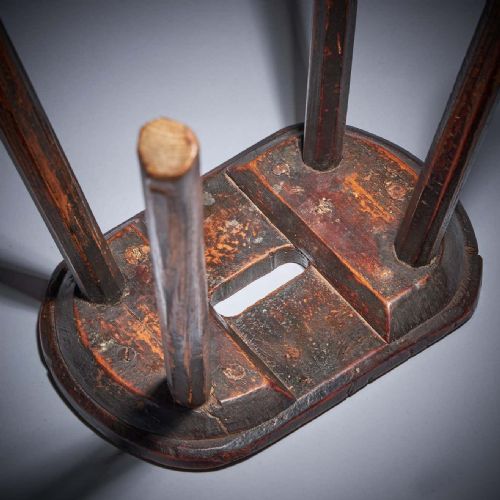 RARE PAIR OF 18TH CENTURY VERNACULAR PROVINCIAL PRIMITIVE COUNTRY ELM STOOLS - ADDITIONAL PHOTO 11