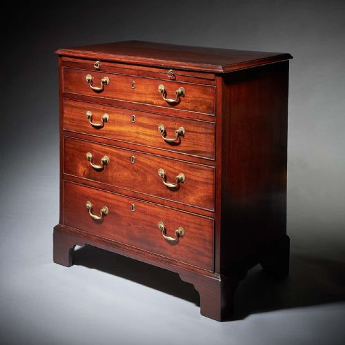GEORGE III 18TH CENTURY COMPACT MAHOGANY BACHELORS CHEST WITH BRUSHING SLIDE - ADDITIONAL PHOTO 1