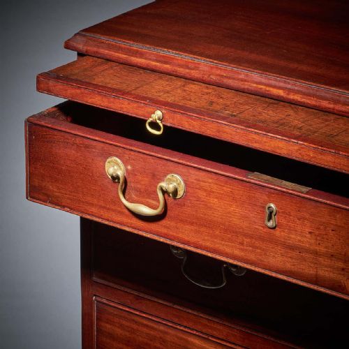 GEORGE III 18TH CENTURY COMPACT MAHOGANY BACHELORS CHEST WITH BRUSHING SLIDE - ADDITIONAL PHOTO 2