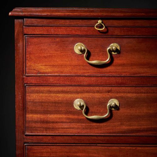 GEORGE III 18TH CENTURY COMPACT MAHOGANY BACHELORS CHEST WITH BRUSHING SLIDE - ADDITIONAL PHOTO 3