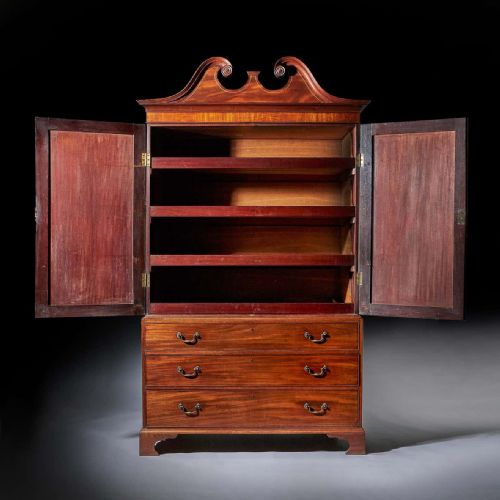 18TH CENTURY GEORGE III MAHOGANY LINEN PRESS WITH SCROLLING PEDIMENT - ADDITIONAL PHOTO 1