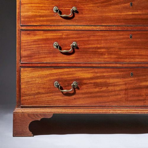 18TH CENTURY GEORGE III MAHOGANY LINEN PRESS WITH SCROLLING PEDIMENT - ADDITIONAL PHOTO 2