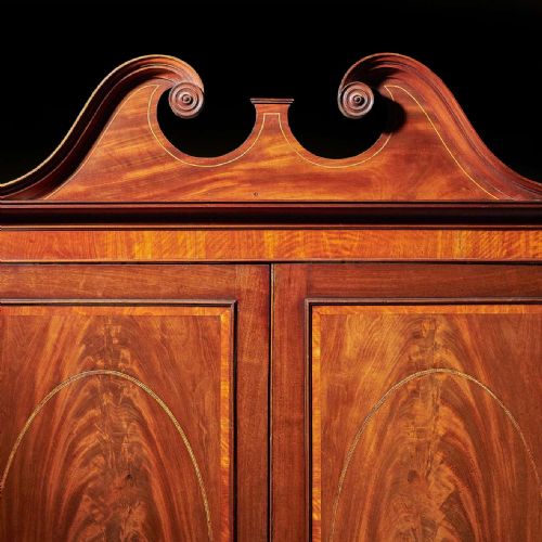 18TH CENTURY GEORGE III MAHOGANY LINEN PRESS WITH SCROLLING PEDIMENT - ADDITIONAL PHOTO 3