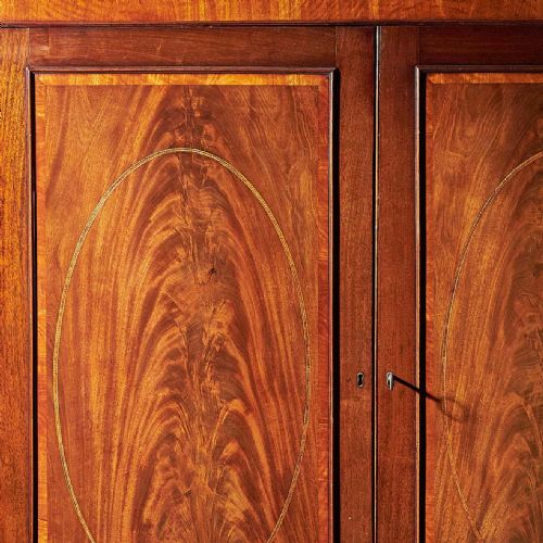 18TH CENTURY GEORGE III MAHOGANY LINEN PRESS WITH SCROLLING PEDIMENT - ADDITIONAL PHOTO 4