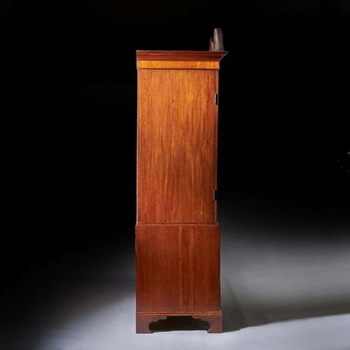 18TH CENTURY GEORGE III MAHOGANY LINEN PRESS WITH SCROLLING PEDIMENT - ADDITIONAL PHOTO 5