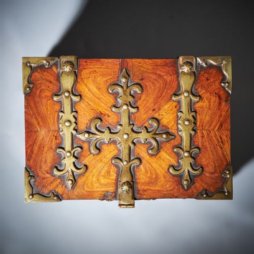 17TH C DIMINUTIVE WILLIAM AND MARY KINGWOOD STRONGBOX OR COFFRE FORT C 1690 - ADDITIONAL PHOTO 3