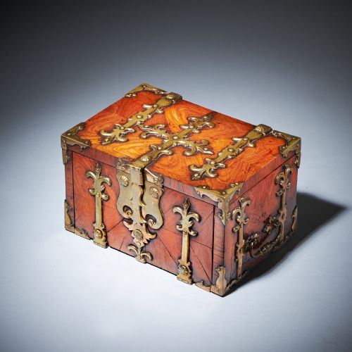 17TH C DIMINUTIVE WILLIAM AND MARY KINGWOOD STRONGBOX OR COFFRE FORT C 1690 - ADDITIONAL PHOTO 4