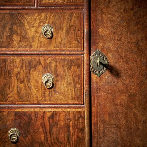 ORIGINAL 17TH CENTURY WILLIAM AND MARY BURR WALNUT CABINET ON CHEST - ADDITIONAL PHOTO 7