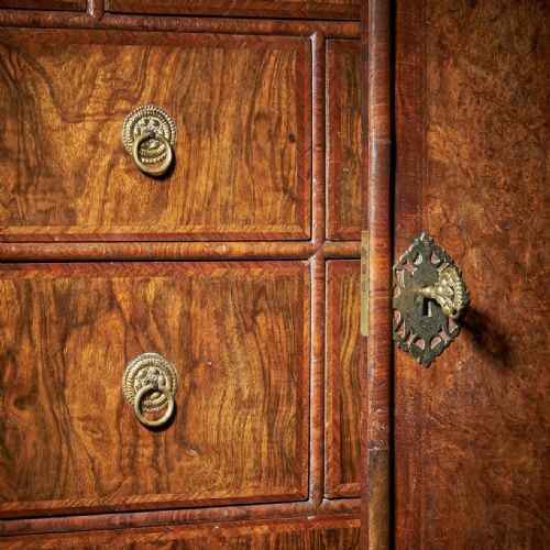 ORIGINAL 17TH CENTURY WILLIAM AND MARY BURR WALNUT CABINET ON CHEST - ADDITIONAL PHOTO 8