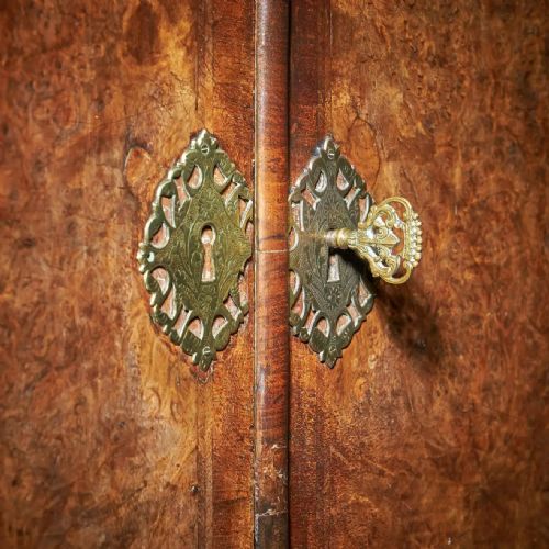 ORIGINAL 17TH CENTURY WILLIAM AND MARY BURR WALNUT CABINET ON CHEST - ADDITIONAL PHOTO 9