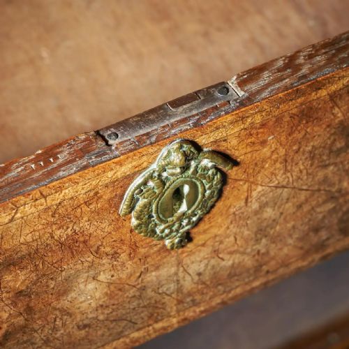 ORIGINAL 17TH CENTURY WILLIAM AND MARY BURR WALNUT CABINET ON CHEST - ADDITIONAL PHOTO 11