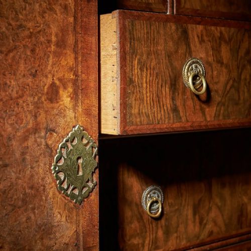 ORIGINAL 17TH CENTURY WILLIAM AND MARY BURR WALNUT CABINET ON CHEST - ADDITIONAL PHOTO 12