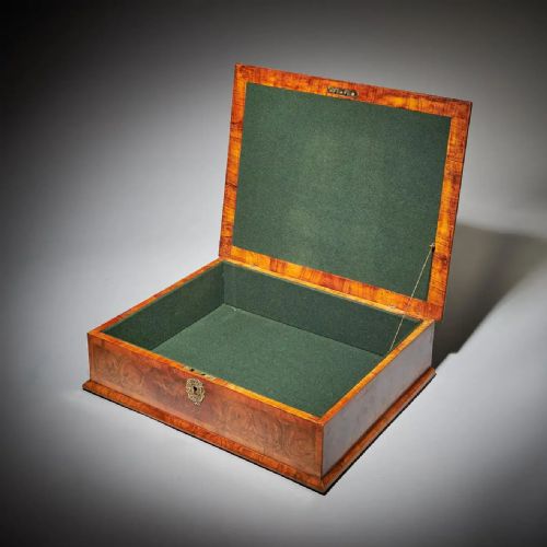 LARGE WILLIAM AND MARY 17TH CENTURY INLAID OLIVE OYSTER LACE BOX CIRCA 1690 - ADDITIONAL PHOTO 2