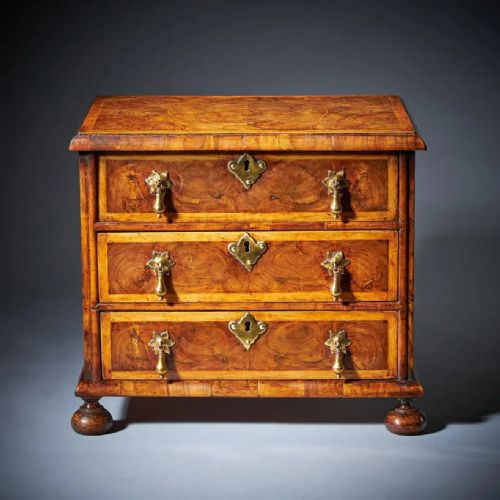 MINIATURE WILLIAM AND MARY 17TH CENTURY DIMINUTIVE OLIVE OYSTER CHEST C1690 - ADDITIONAL PHOTO 1