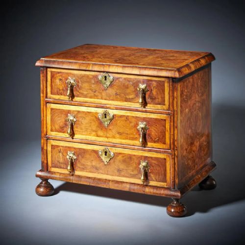 MINIATURE WILLIAM AND MARY 17TH CENTURY DIMINUTIVE OLIVE OYSTER CHEST C1690 - ADDITIONAL PHOTO 2