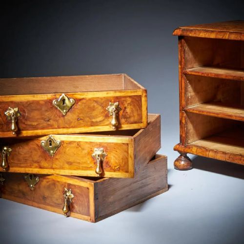 MINIATURE WILLIAM AND MARY 17TH CENTURY DIMINUTIVE OLIVE OYSTER CHEST C1690 - ADDITIONAL PHOTO 11