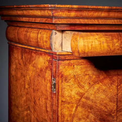 A FINE 17TH CENTURY WILLIAM AND MARY BURL WALNUT CABINET ON CHEST CIRCA 1690 - ADDITIONAL PHOTO 2