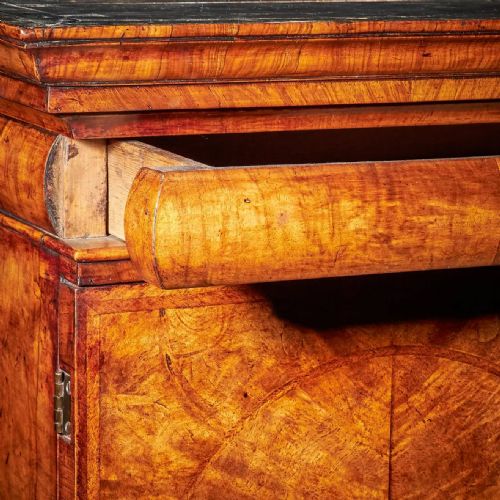 A FINE 17TH CENTURY WILLIAM AND MARY BURL WALNUT CABINET ON CHEST CIRCA 1690 - ADDITIONAL PHOTO 3