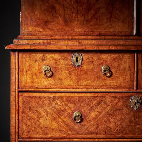 A FINE 17TH CENTURY WILLIAM AND MARY BURL WALNUT CABINET ON CHEST CIRCA 1690 - ADDITIONAL PHOTO 4