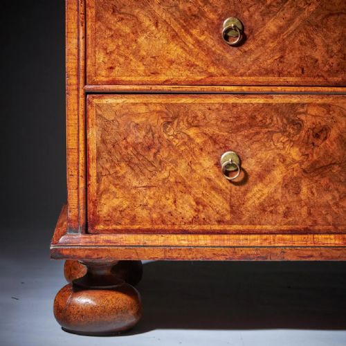 A FINE 17TH CENTURY WILLIAM AND MARY BURL WALNUT CABINET ON CHEST CIRCA 1690 - ADDITIONAL PHOTO 5