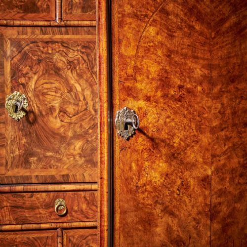 A FINE 17TH CENTURY WILLIAM AND MARY BURL WALNUT CABINET ON CHEST CIRCA 1690 - ADDITIONAL PHOTO 6