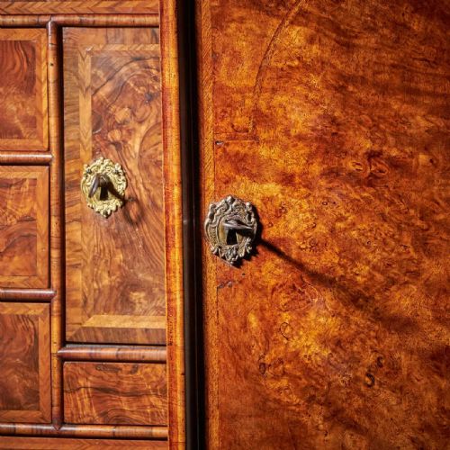 A FINE 17TH CENTURY WILLIAM AND MARY BURL WALNUT CABINET ON CHEST CIRCA 1690 - ADDITIONAL PHOTO 7