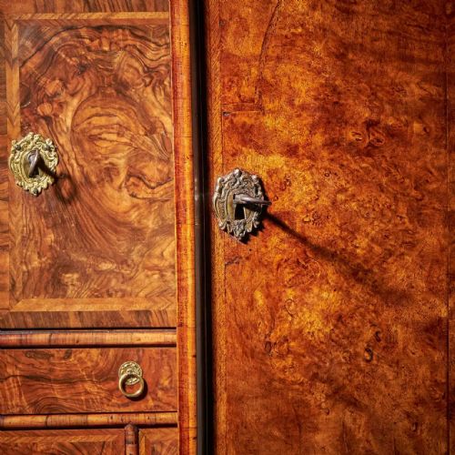 A FINE 17TH CENTURY WILLIAM AND MARY BURL WALNUT CABINET ON CHEST CIRCA 1690 - ADDITIONAL PHOTO 8