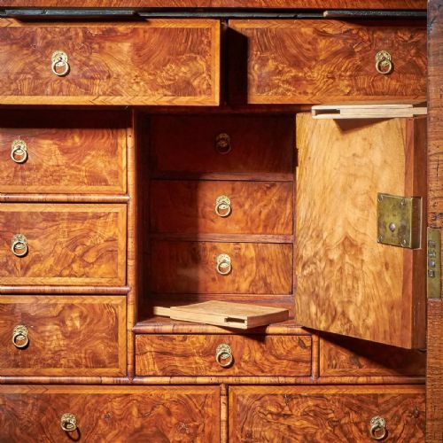 A FINE 17TH CENTURY WILLIAM AND MARY BURL WALNUT CABINET ON CHEST CIRCA 1690 - ADDITIONAL PHOTO 9