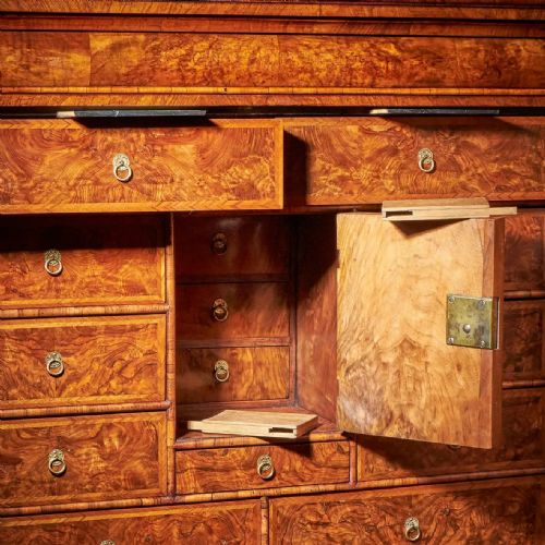 A FINE 17TH CENTURY WILLIAM AND MARY BURL WALNUT CABINET ON CHEST CIRCA 1690 - ADDITIONAL PHOTO 10