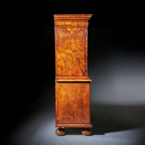 A FINE 17TH CENTURY WILLIAM AND MARY BURL WALNUT CABINET ON CHEST CIRCA 1690 - ADDITIONAL PHOTO 11