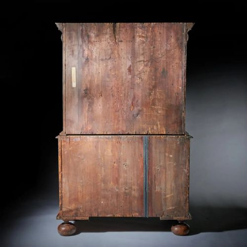 A FINE 17TH CENTURY WILLIAM AND MARY BURL WALNUT CABINET ON CHEST CIRCA 1690 - ADDITIONAL PHOTO 12