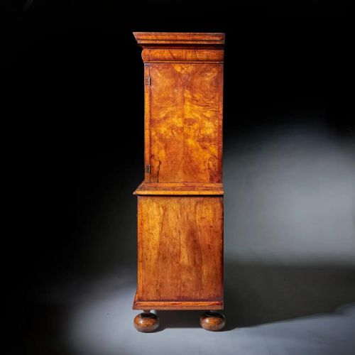 A FINE 17TH CENTURY WILLIAM AND MARY BURL WALNUT CABINET ON CHEST CIRCA 1690 - ADDITIONAL PHOTO 13