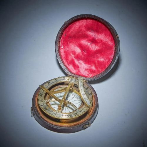 19TH CENTURY EQUINOCTIAL POCKET SUNDIAL IN ORIGINAL CASE SIGNED V SIMALVICO - ADDITIONAL PHOTO 1