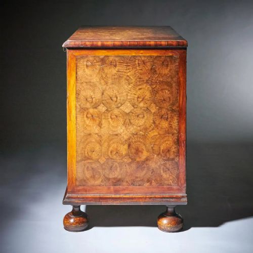 A FINE WILLIAM AND MARY OLIVE OYSTER AND LABURNUM CHEST CIRCA 16801700 - ADDITIONAL PHOTO 2
